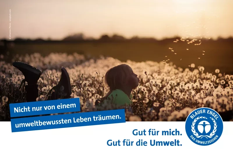 Kind im Feld von Pusteblumen. Slogan: Nicht nur von einem umweltbewussten Leben träumen.
