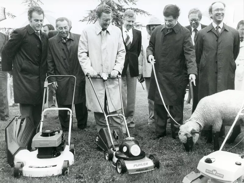 Bundesinnneminister Gerhart Baum (3. v. l.) verleiht 1979 die ersten Umweltzeichen, u. a. für lärmarme Rasenmäher. Quelle: Globus-Press GmbH & CO. KG / Archiv RAL gGmbH 