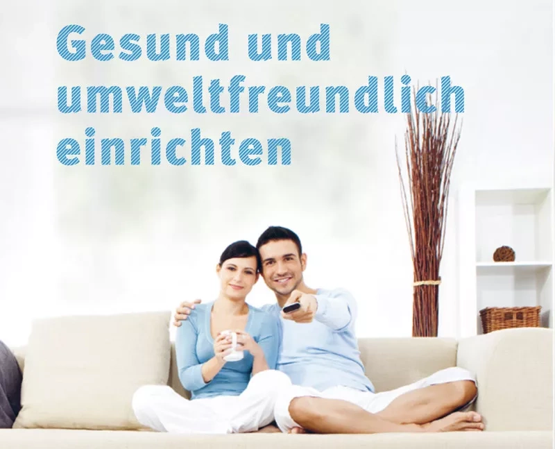 Cover. Mann und Frau sitzen auf dem Sofa. Text: Gesund und umweltfreundlich einrichten