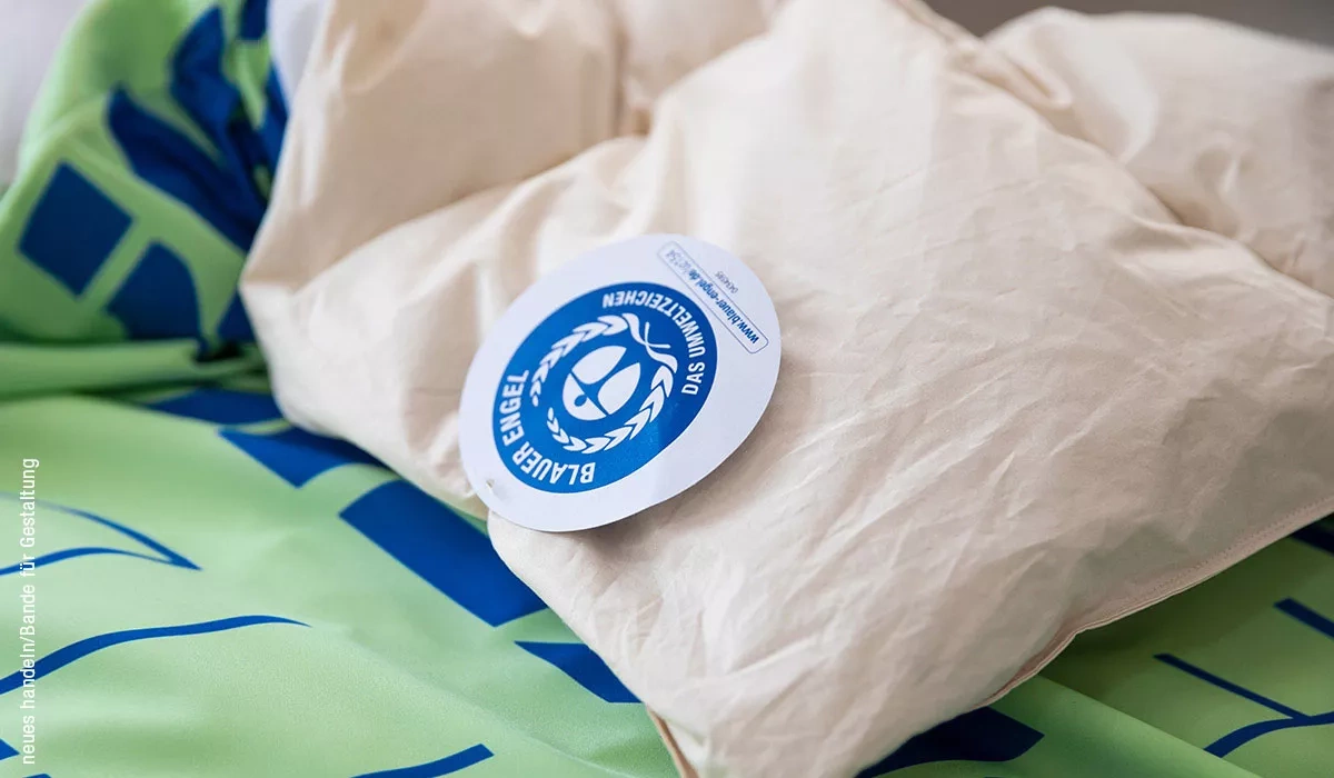 Blauer Engel Logo auf einem Kissen