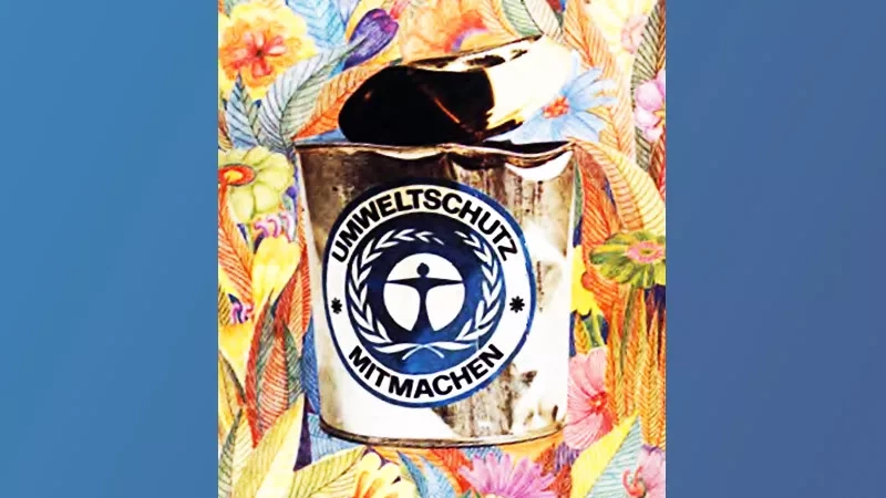 Ein Plakat mit dem Logo Blauer Engel auf einer alten Dose von 1975