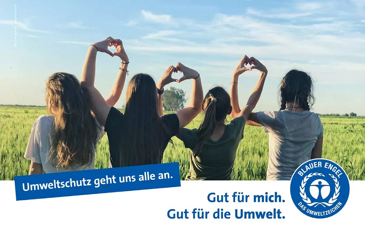Vier Mädchen schließen ihre Hände zu Herzen. Text: Umweltschutz geht uns alle an. Gut für mich. Gut für die Umwelt. 