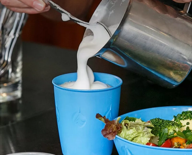 Milchschaum in einen Mehrwegbecher gefüllt. 