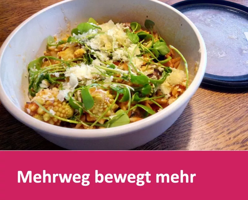 Cover. Mehrwegschale mit frischem Essen. Text: Mehrweg bewegt mehr