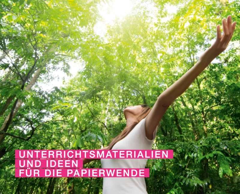 Frau blickt in die Baumkronen. Text: Unterrichtsmaterialien und Ideen für die Papierwende