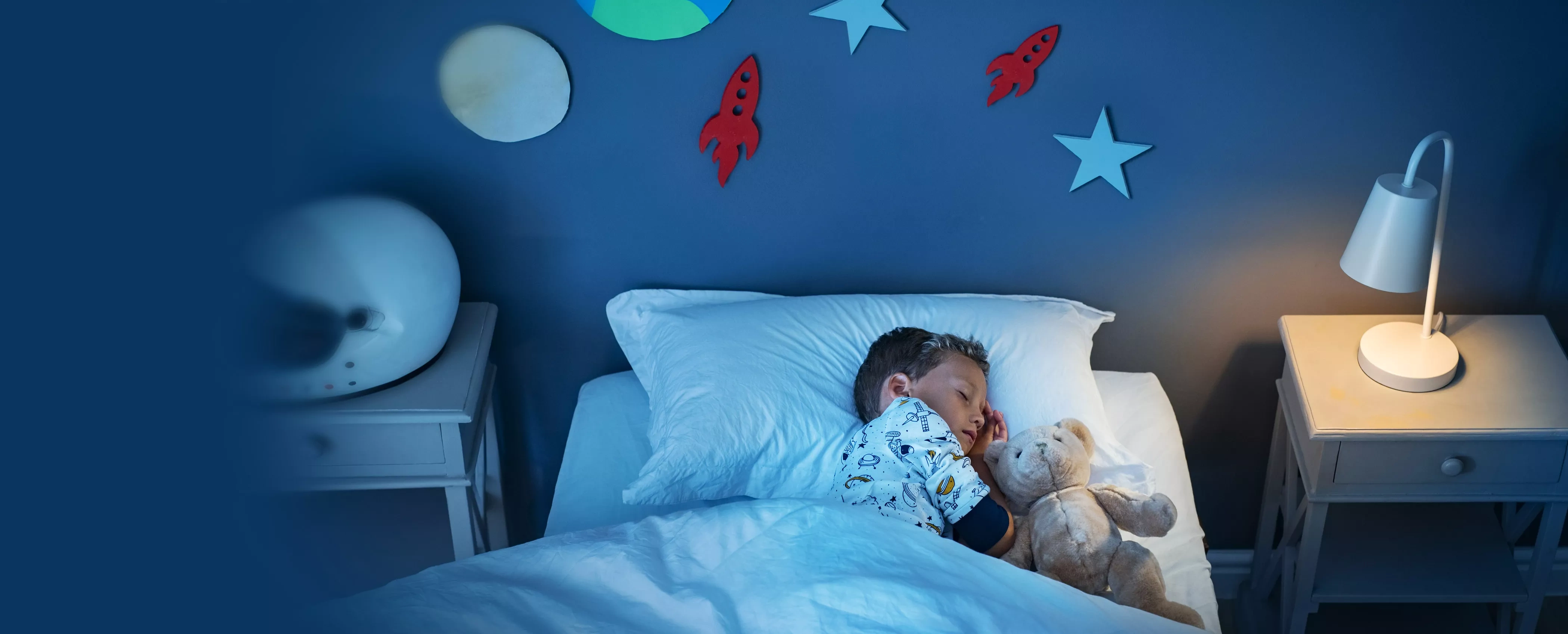 Schalfender Junge im Bett