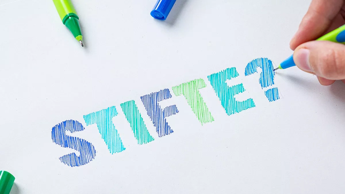 Hand straffiert das Wort Stifte?