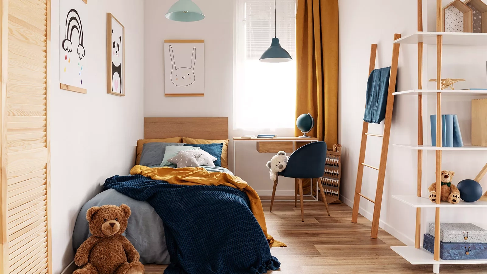 Ansicht eines Kinderzimmer mit Bett, Tisch, Regal und einem Teddybär