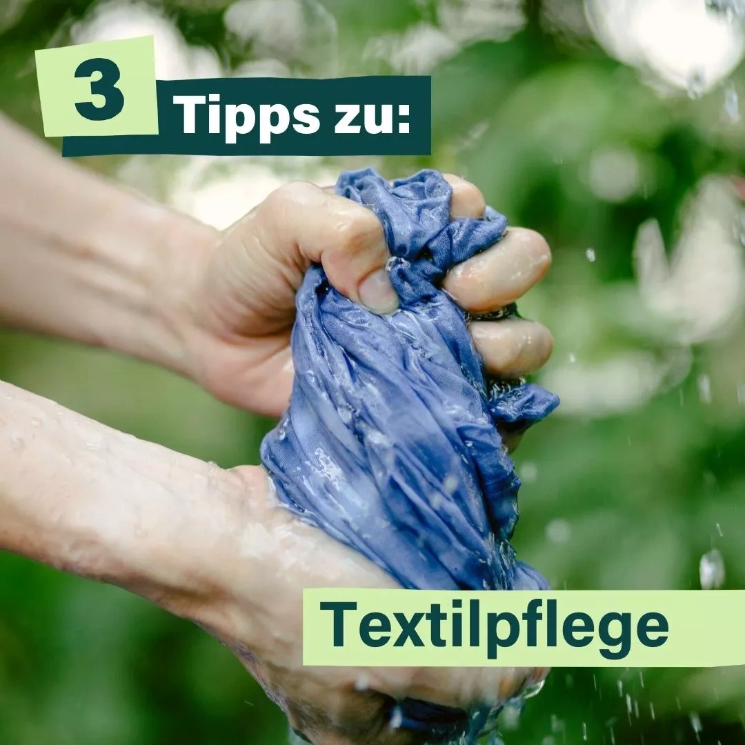 3 Tipps zu: Textilpflege - Person wringt nassen Stoff aus