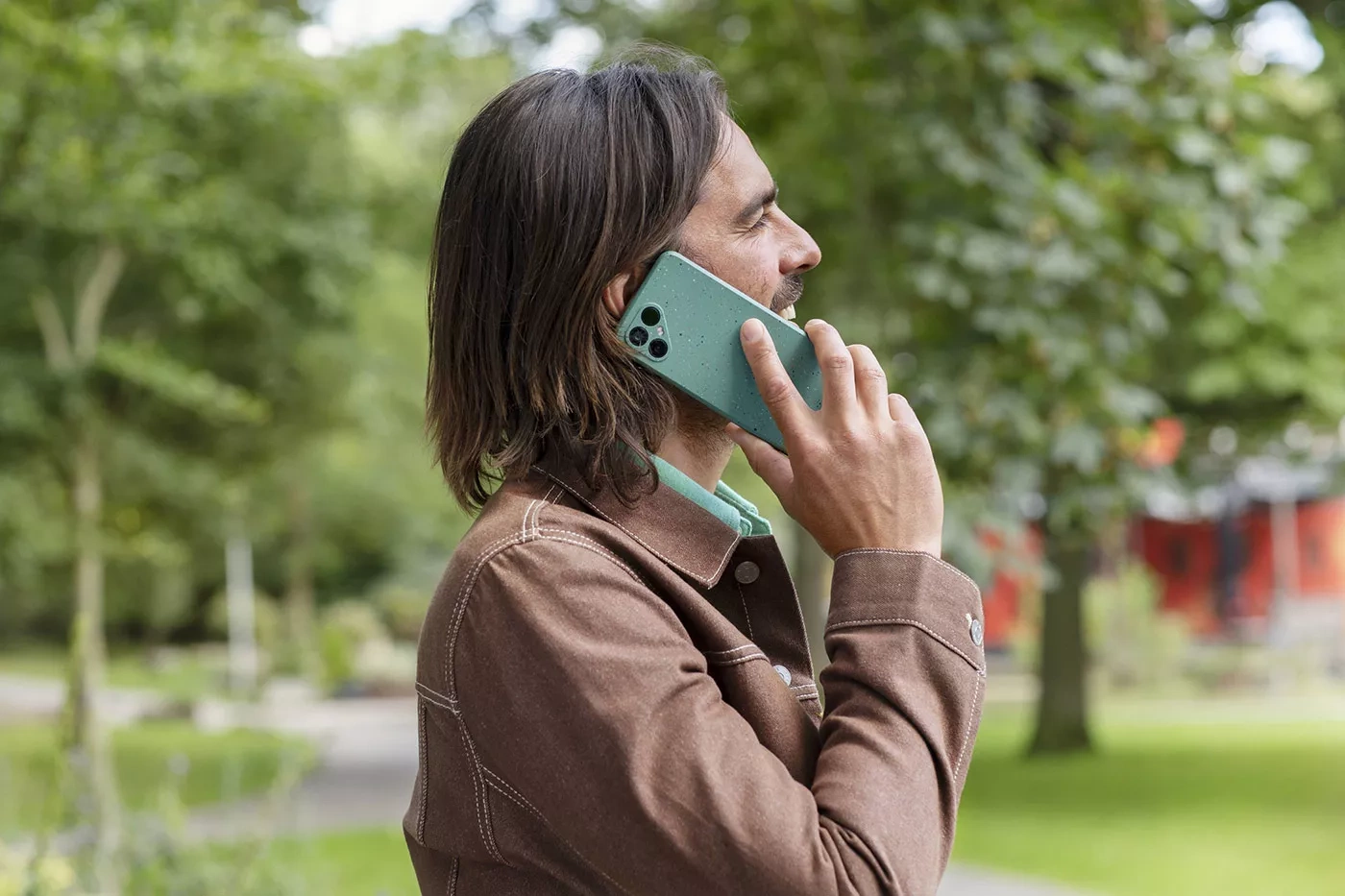 Lächelnder Mann spricht in ein Fairphone