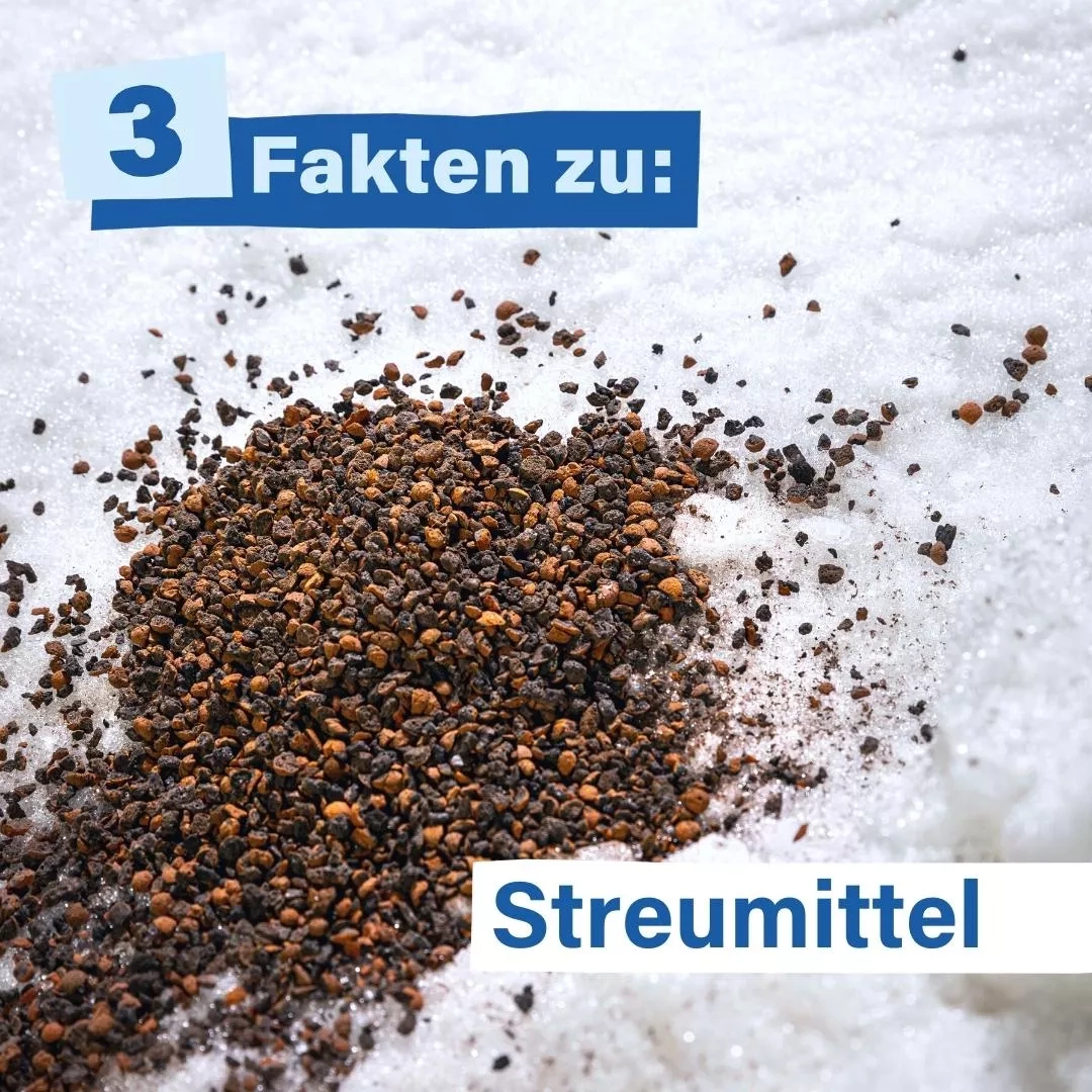 3 Fakten zu: Streumittel - Ein Häufchen Streumittel-Granulat im Schnee