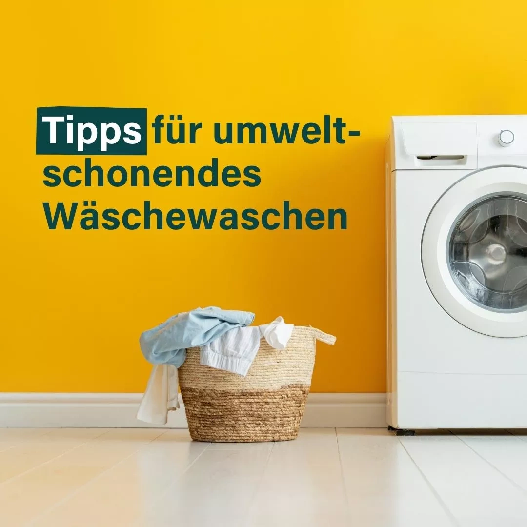 Tipps für umweltschonendes Wäschewaschen - Eine Waschmaschine neben einem gefüllten Wäschkorb vor einer hellorangen Wand