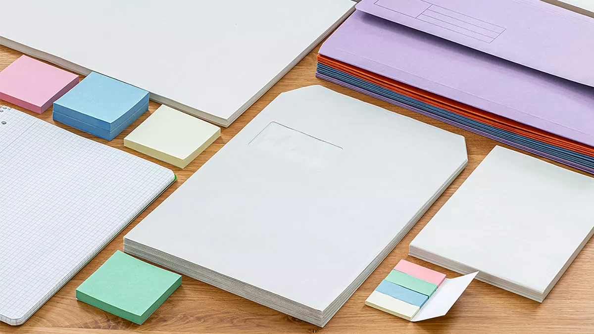 Diverse Schreibwaren aus Papier