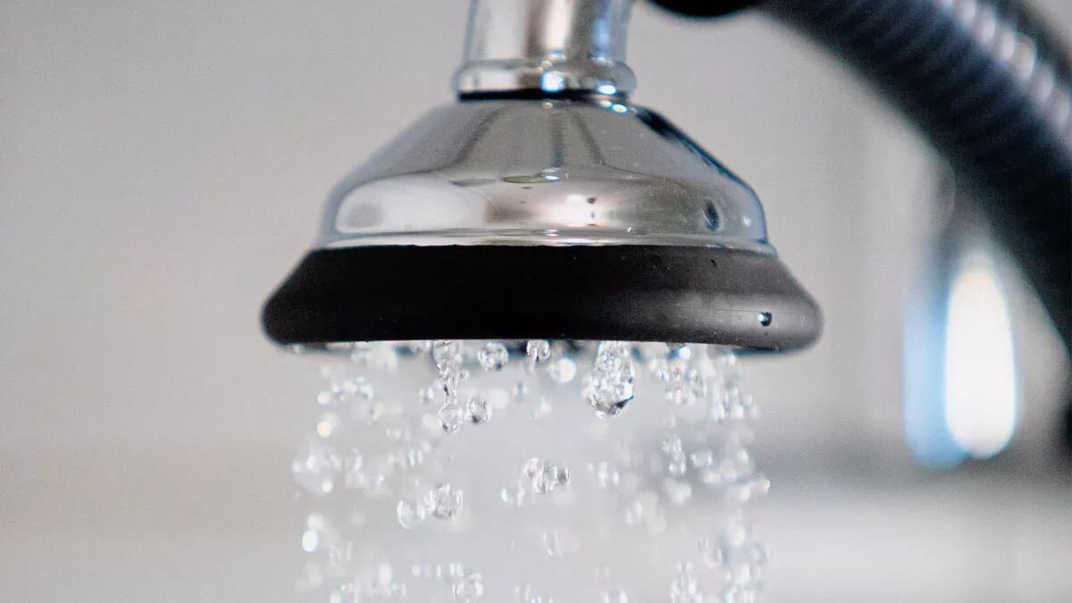 Wassertropfen aus einem Duschkopf