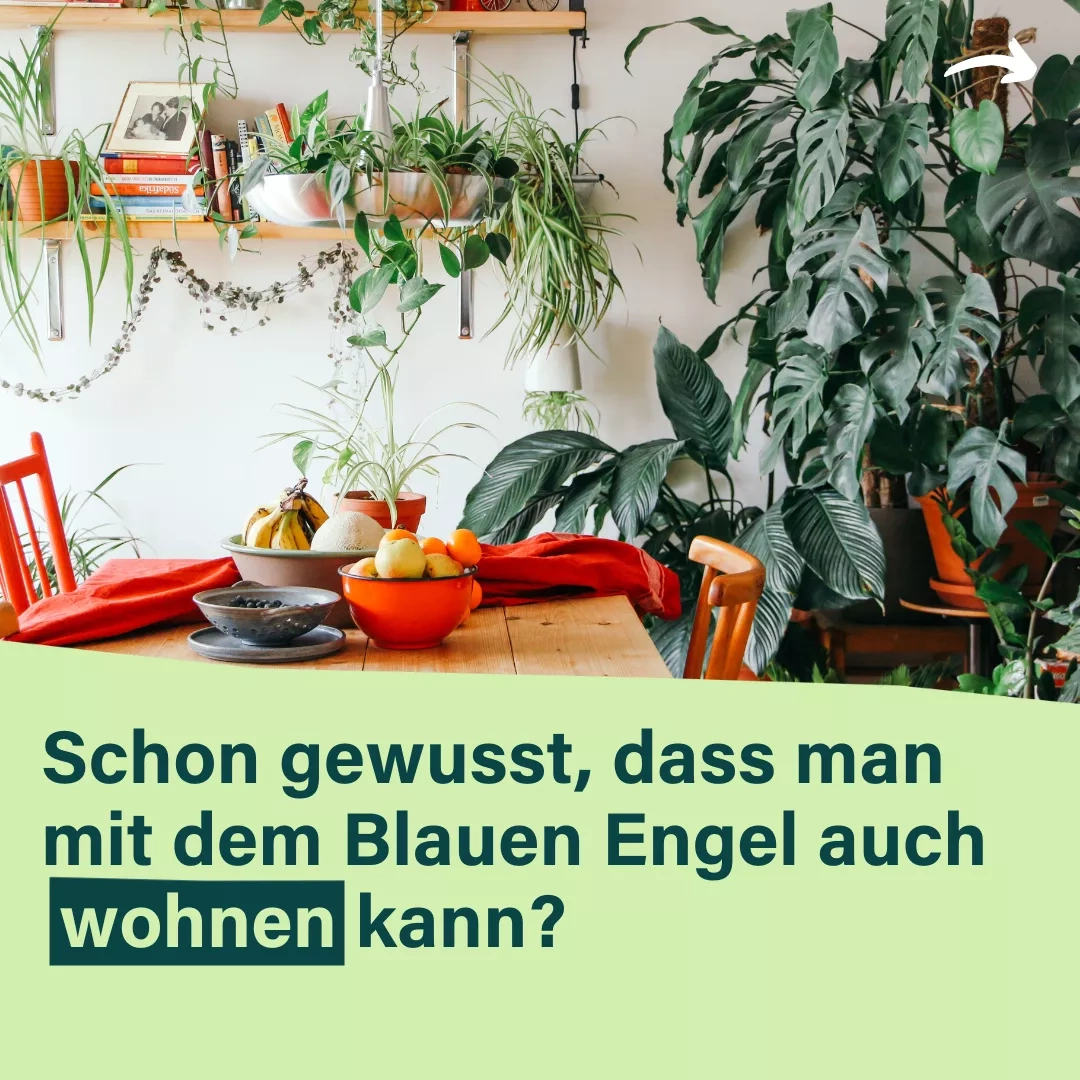 Esstisch aus Holz mit vielen Pflanzen. Drauf der Text: Schon gewusst, dass man mit dem Blauen Engel auch wohnen kann?