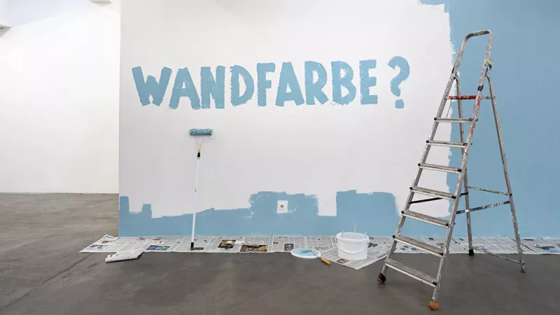 Text "Wandfarbe" auf eine Wand gemalt ©Bande für Gestaltung