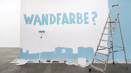 Teilweise blau angemalte Wand mit dem Wort Wandfarbe?