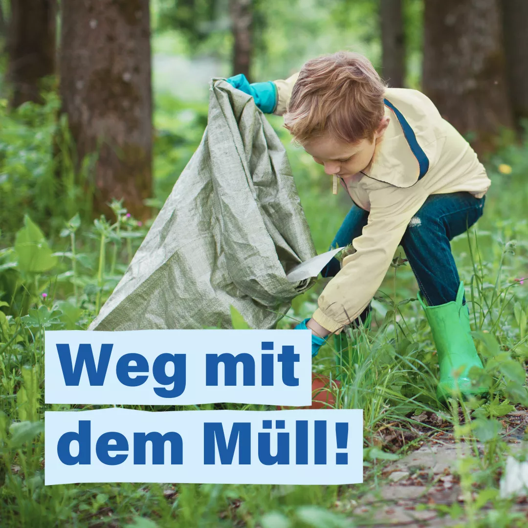 Im Hintergrund ein Kind im Wald, mit Gummistiefeln und Handschuhen, welches einen Müllsack in der Hand hält und etwas vom Boden aufsammelt. Text im Vordergrund: "Weg mit dem Müll!"