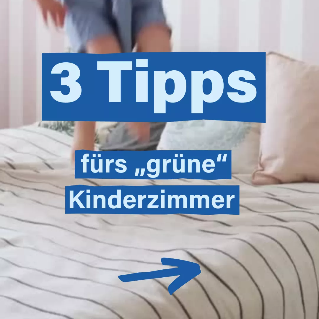 Im Hintergrund ist ein Kind zu sehen, das auf einem Bett auf und abhüpft. Darüber steht in hellblauer Schrift auf dunkelblauem Hintergrund: 3 Tipps fürs "grüne" Kinderzimmer