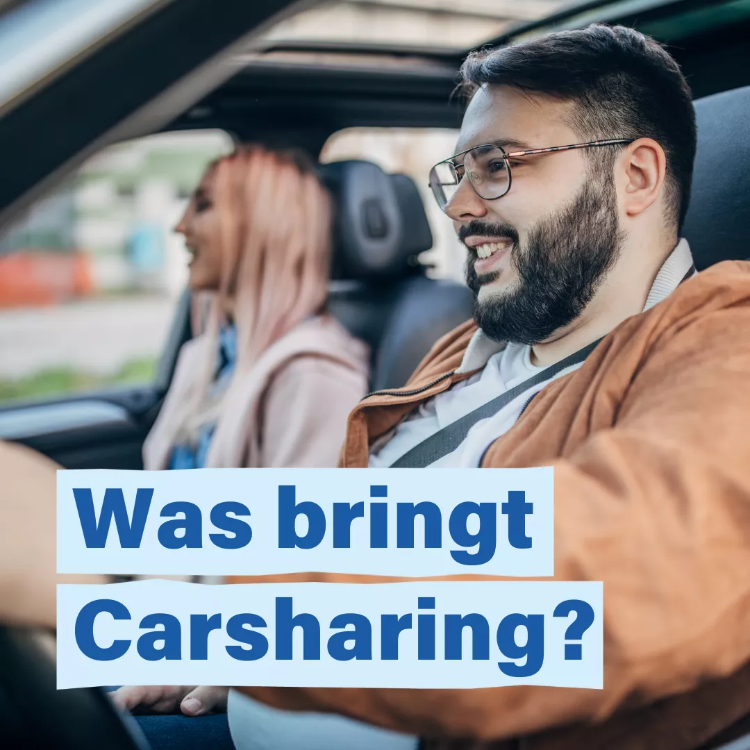 Zwei Personen sitzen in einem Auto. Darüber steht in dunkelblauer Schrift auf hellblauem Hintergrund: Was bringt Carsharing?