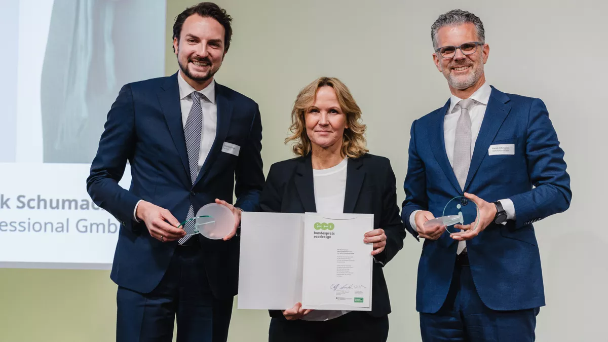  Bundesumweltministerin Steffi Lemke (Mitte) überreicht den Bundespreis Ecodesign an Andreas Krengel, WEPA Vorstandsmitglied (links), und Patrick Schumacher, Director Marketing & Business Development bei WEPA Professional. Foto: Sandra Kühnapfel © IDZ