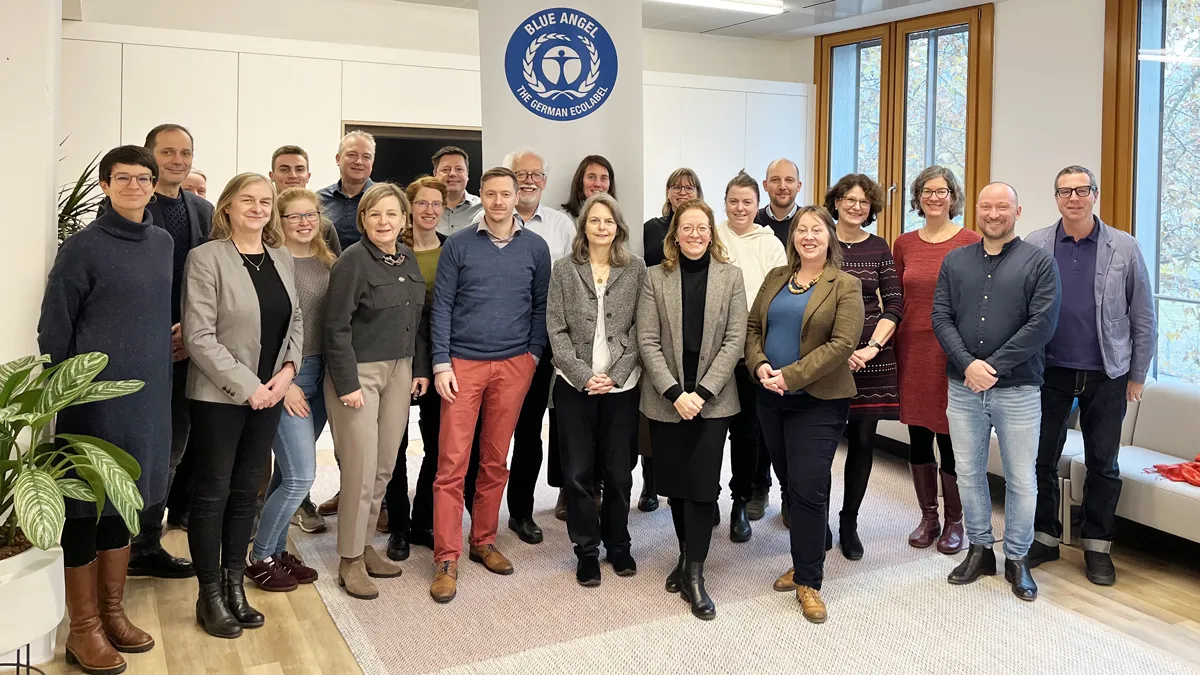 Gruppenfoto von über 20 Mitarbeitern der Jury Umweltzeichen