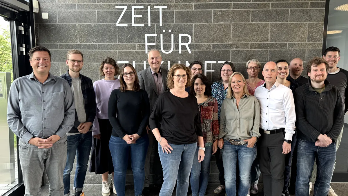 Gruppenbild Ter Abteilung Umweltzeichen. Im Hintergrund der Slogan Zeit für Zukunft