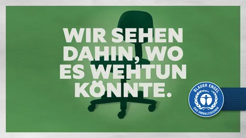 Text vor Bürostuhl: WIR SEHEN DAHIN, WO ES WEHTUN KÖNNTE®