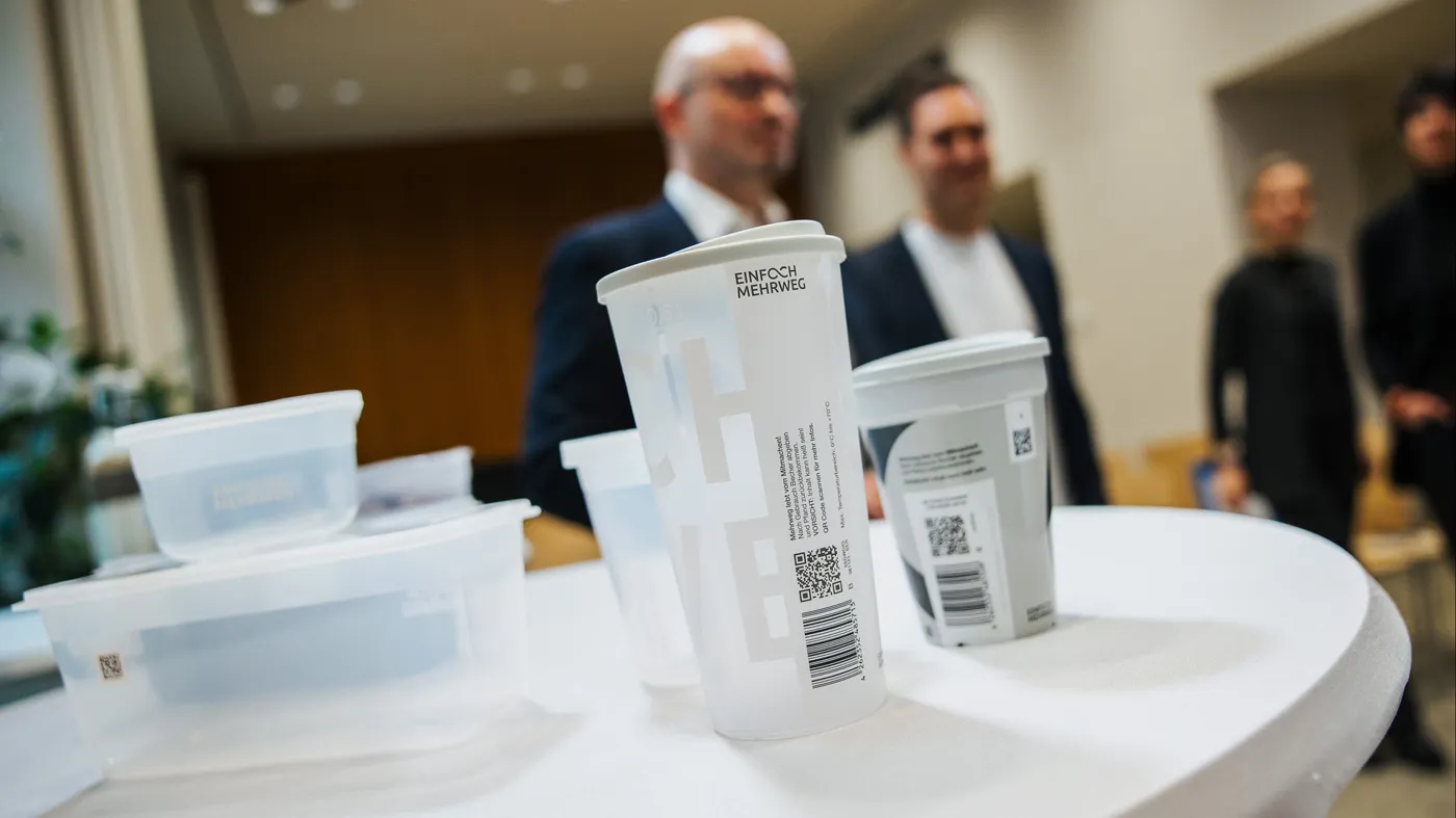 Diverse milchig durchscheinende Mehrwegbehälter aus Plastik von Sykell