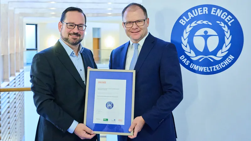 Bundesumweltminister Carsten Schneider überreichte DBU-Generalsekretär Alexander Bonde die Urkunde 