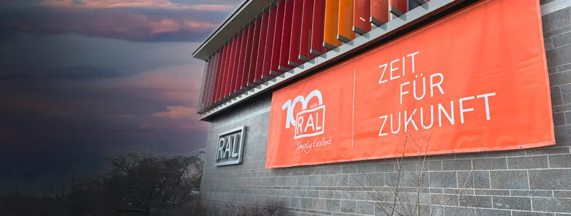 RAL Gebäude mit Tranparent: 100 Jahre RAL, Zeit für Zukunft.