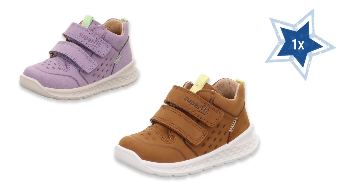 zwei Kinderschuhe in lila und braun