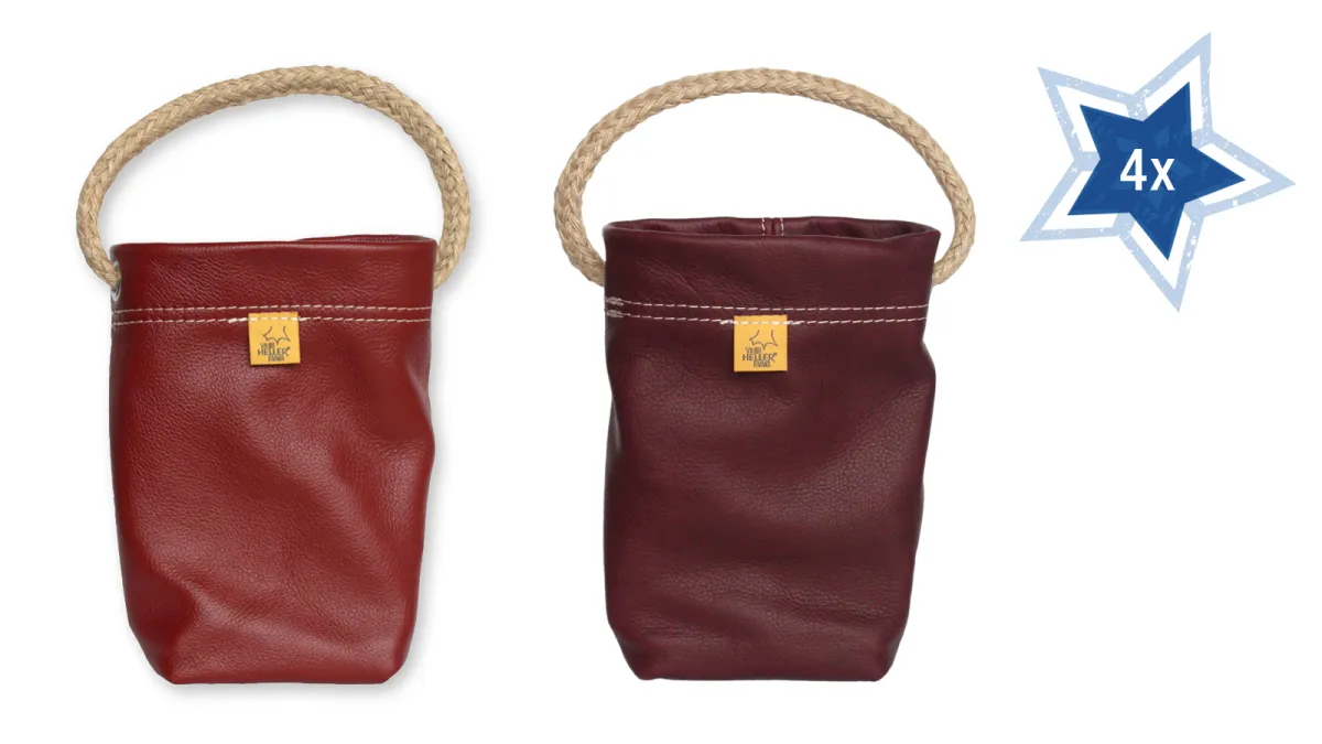 Zwei schmale Lederbeutel mit Henkel in rötlich-braun und rötlich-violett